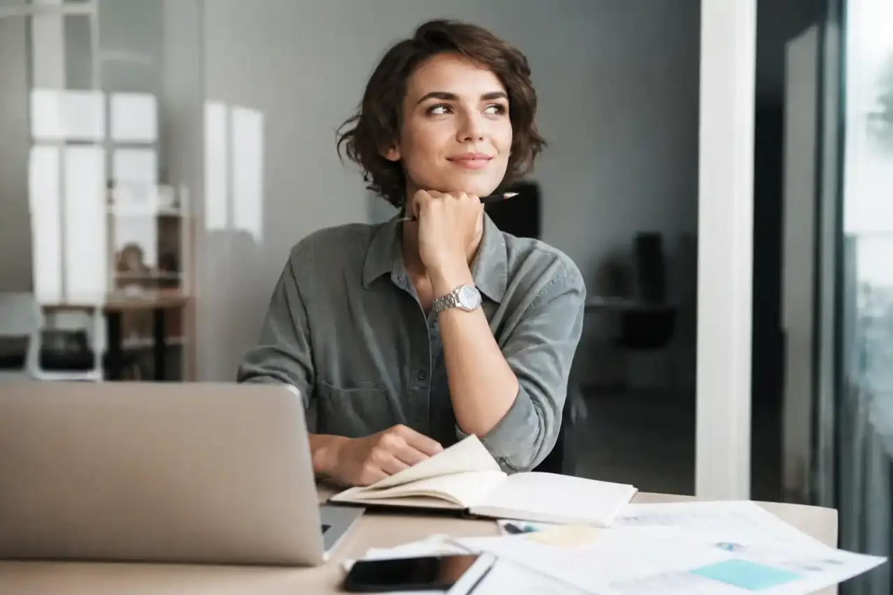 Deux professionnels échangent dans un bureau lumineux et chaleureux autour d'un bilan de compétences